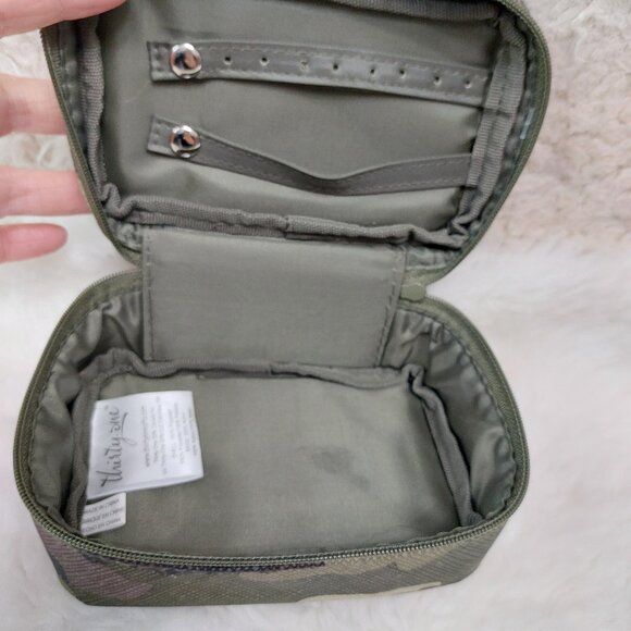 THIRTY ONE Camouflage Jewelry Case - Picture 5 of 10